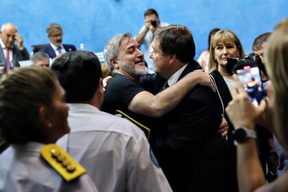 El gobernador de Río Negro, Alberto Weretilneck, se abraza con el dirigente sindical Rodolfo Aguiar, líder de ATE nacional y uno de los que activó recientemente un paro contra la gestión de Milei
