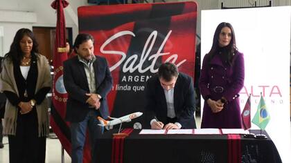 El gobernador de Salta, Gustavo Sáenz, encabezó el acto de presentación de una nueva conexión aérea directa entre la provincia y Río de Janeiro, Brasil