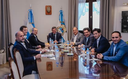 El gobernador de San Juan, Marcelo Orrego, junto a autoridades de Genneia