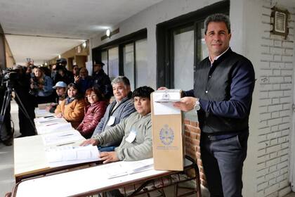 El gobernador de San Juan, Sergio Uñac, al votar en Pocito