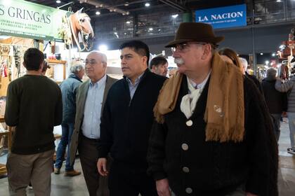 El gobernador de Santa Cruz, Claudio Vidal, mientras recorría la muestra