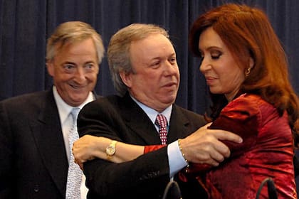 El exgobernador de Santa Cruz Daniel Peralta junto con Néstor Kirchner y Cristina Fernández