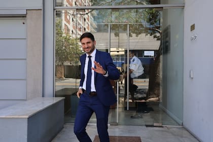 El gobernador de Santa Fe, Maximiliano Pullaro, ayer al retirarse de las oficinas de Mauricio Macri