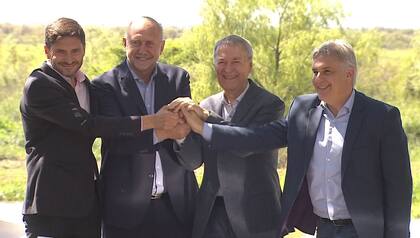 El gobernador de Santa Fe, Maximiliano Puyaro, y su antecesor, Oscar Perotti, con el exgobernador de Córdoba, Juan Schiaretti y Martín Llaryora, el gobernador actual. La foto fue antes de que asumieran los nuevos mandatarios.