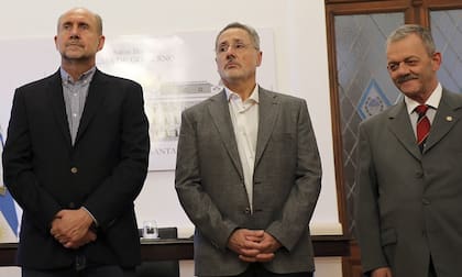 El gobernador de Santa Fe, Omar Perotti, el ministro de Seguridad, Marcelo Saín, y el jefe de la policía provincia, comisario retirado Víctor Sarnaglia