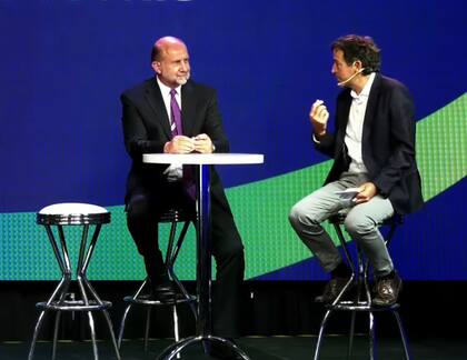 El gobernador de Santa Fe, Omar Perotti, junto a Mariano Bosch, director de IDEA y CEO de AdecoAgro, en el evento de Experiencia IDEA Agroindustria