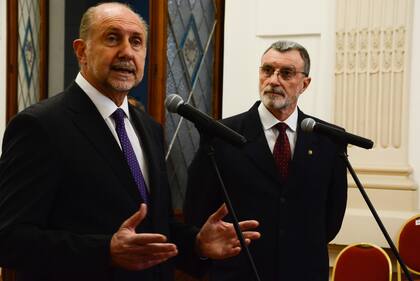 El gobernador de Santa Fe, Omar Perotti, y el ministro de Seguridad
provincial, comisario general (R) Rubén Rimoldi