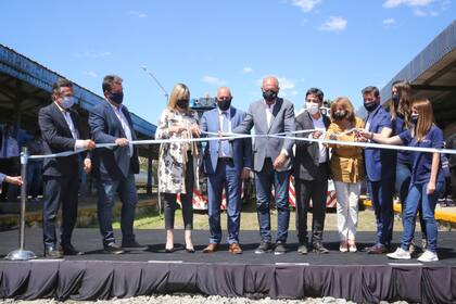 El gobernador de Santa Fe, Omar Perotti, y el ministro de Transporte, Alexis Guerrera, en el acto de rehabilitación de la conexión ferroviaria de la línea San Martín, en la zona de la laguna La Picasa