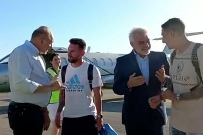 El gobernador de Santa Fe Omar Perotti y el director del AIR saludan a Lionel Messi y a Angel Dí María en la pista del aeropuerto