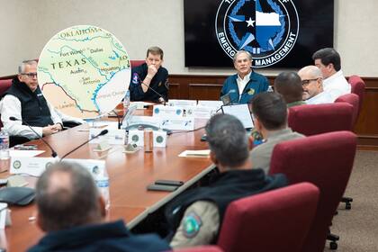 El gobernador de Texas brindó una conferencia de prensa para advertir sobre las consecuencias de la de frío en el territorio