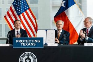 El gobernador de Texas firmó una nueva ley que busca crear el Comando Cibernético de Texas
