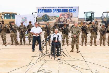 El gobernador de Texas Greg Abbott anunció un nuevo campamento base militar en la frontera con México