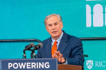 El gobernador de Texas, Greg Abbott, emitió una orden ejecutiva que instruye a los hospitales a recabar los costos de atención a inmigrantes ilegales; quiere pedirle un reembolso al gobierno federal
