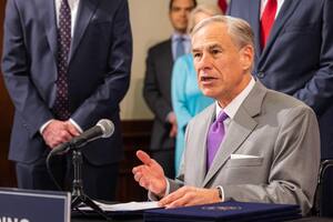 El gobernador de Texas, Greg Abbott, envió un ómnibus con 42 inmigrantes a Los Ángeles