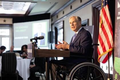 El gobernador de Texas, Greg Abbott, es un fuerte impulsor de proyectos migratorios