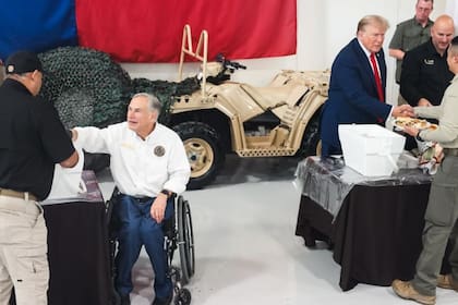 El gobernador de Texas, Greg Abbott, estuvo en un evento con el expresidente y candidato a la nominación republicana Donald Trump, este domingo