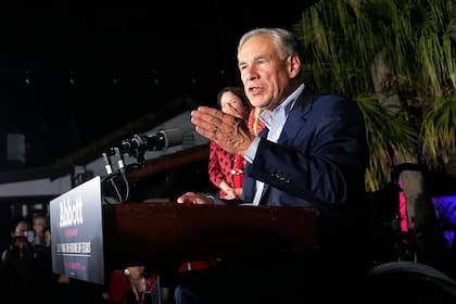 El gobernador de Texas, Greg Abbott, habla durante una fiesta en la noche de las elecciones el martes 8 de noviembre de 2022 en McAllen, Texas