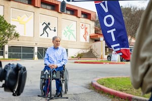 Por qué Greg Abbott está en silla de ruedas y cómo nació el apodo “Hot Wheels”