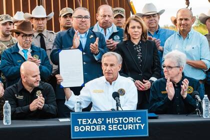 El gobernador de Texas, Greg Abbott, insiste en ejercer el derecho a la defensa para proteger la frontera con México