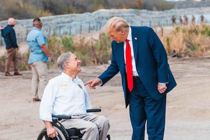 El gobernador de Texas, Greg Abbott, un aliado de las políticas duras contra la inmigración de Donald Trump (archivo)
