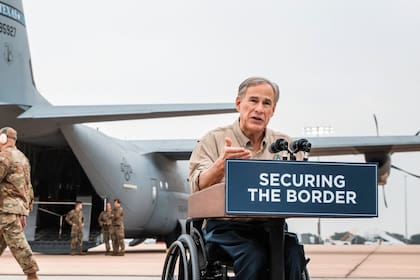 El gobernador de Texas mantiene su postura ante el cruce ilegal de migrantes a EE.UU.