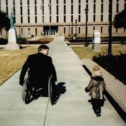 El gobernador de Texas quedó en silla de ruedas en 1984 por la caída de un árbol en su espalda