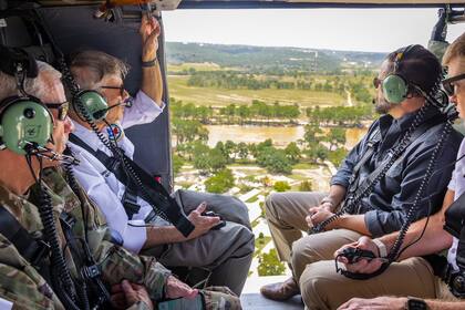 El gobernador de Texas sobrevoló la zona del desastre