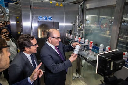 El gobernador de Tucumán, Juan Manzur, y el presidente de Quilmes, Martín Ticinese en la inauguración de la línea Budweiser