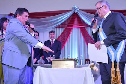 El gobernador de Tucumán, Osvaldo Jaldo, el día que le tomó juramento al intendente de Juan Bautista Alberdi, Luis Campos