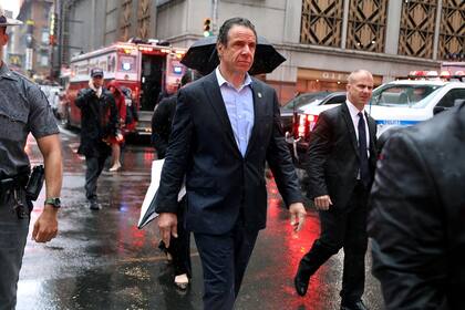 El gobernador del estado de Nueva York, Andrew Cuomo, se acercó al sitio del accidente