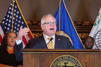 El gobernador demócrata de Minnesota, Tim Walz, habla en conferencia de prensa en el Capitolio estatal