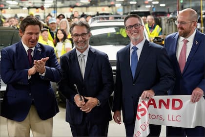 El gobernador DeSantis participó de la ceremonia de inauguración de la planta en Florida y resaltó que generará más de 400 empleos