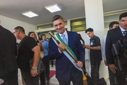 el gobernador electo Leandro Zdero tomando posesión en Chaco