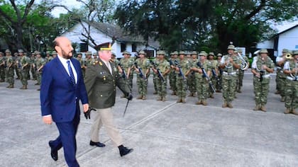 El gobernador formoseño, Gildo Insfrán, y el comandante de la I División del Ejército, general de brigada Juan Martín Pera