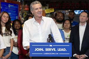 Newsom abre 10.000 vacantes pagas de servicio comunitario y favorecería a millones de jóvenes
