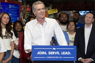 Newsom abre 10.000 vacantes pagas de servicio comunitario y favorecería a millones de jóvenes