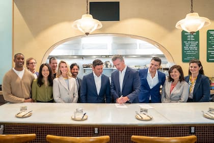 El gobernador Gavin Newsom anunció la firma de las dos leyes en un restaurante del centro de Los Ángeles