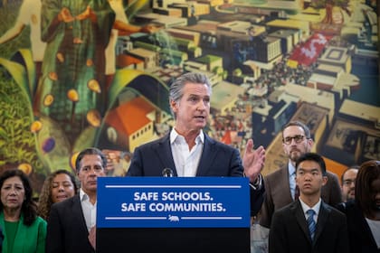 El gobernador Gavin Newsom convirtió en ley la polémica SB 627, que prohíbe a agentes federales, incluidos los del ICE, actuar con el rostro cubierto en California
