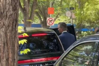 El gobernador Gavin Newsom ya utiliza su nuevo SUV Rivian eléctrico para traslados oficiales en Sacramento