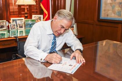El gobernador Greg Abbott busca tomar medidas para reducir el impuesto sobre la renta y la propiedad