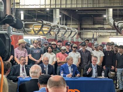 El gobernador Greg Abbott mantiene medidas estricas en la seguridad fronteriza; esto complica los permisos laborales estatales para migrantes