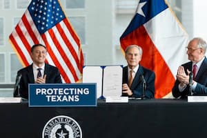El gobernador Greg Abbott promulgó dos reformas clave que modifican el proceso de desalojo y fortalecen las sanciones contra ocupaciones no autorizadas en el estado