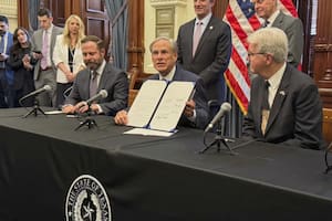 El gobernador Greg Abbott promulgó la normativa que crea la Oficina de Eficiencia Gubernamental, con el objetivo de modernizar la administración estatal