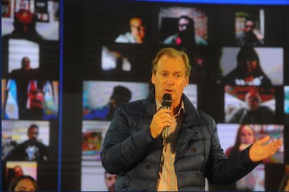 El gobernador Gustavo Bordet durante un acto en la pandemia.