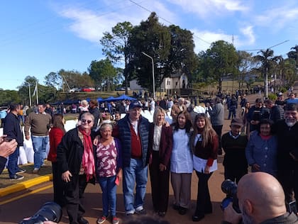 El gobernador Hugo Passalacqua junto a la intedenta y los vecinos, que fueron a celebrar los 87 años del pueblo