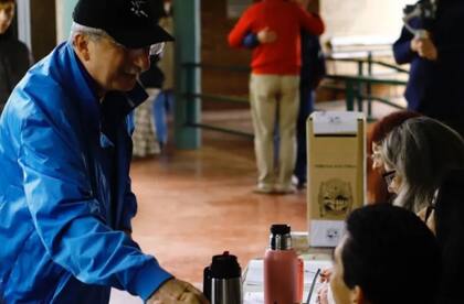 El gobernador Hugo Passalacqua votó cerca de las 11 en Oberá. "El frío no es tanto como para no venir a votar", dijo.