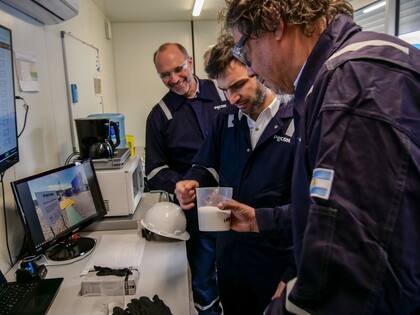 El gobernador Ignacio Torres, con el CEO de Pecom, en la planta de polímeros (PIU 18)