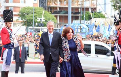 El gobernador ingresó con su esposa, la senadora Alejandra Vigo, a la Unicameral.