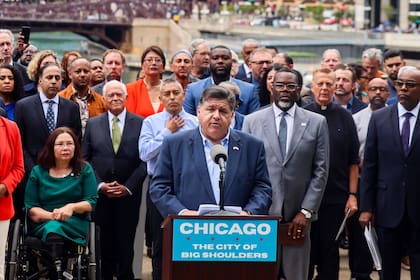 El gobernador J. B. Pritzker tiene una imagen muy positiva en el estado
