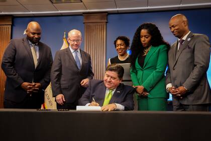 El gobernador J.B. Pritzker dijo que los maestros son la inversión más importante que pueden hacer en sus escuelas